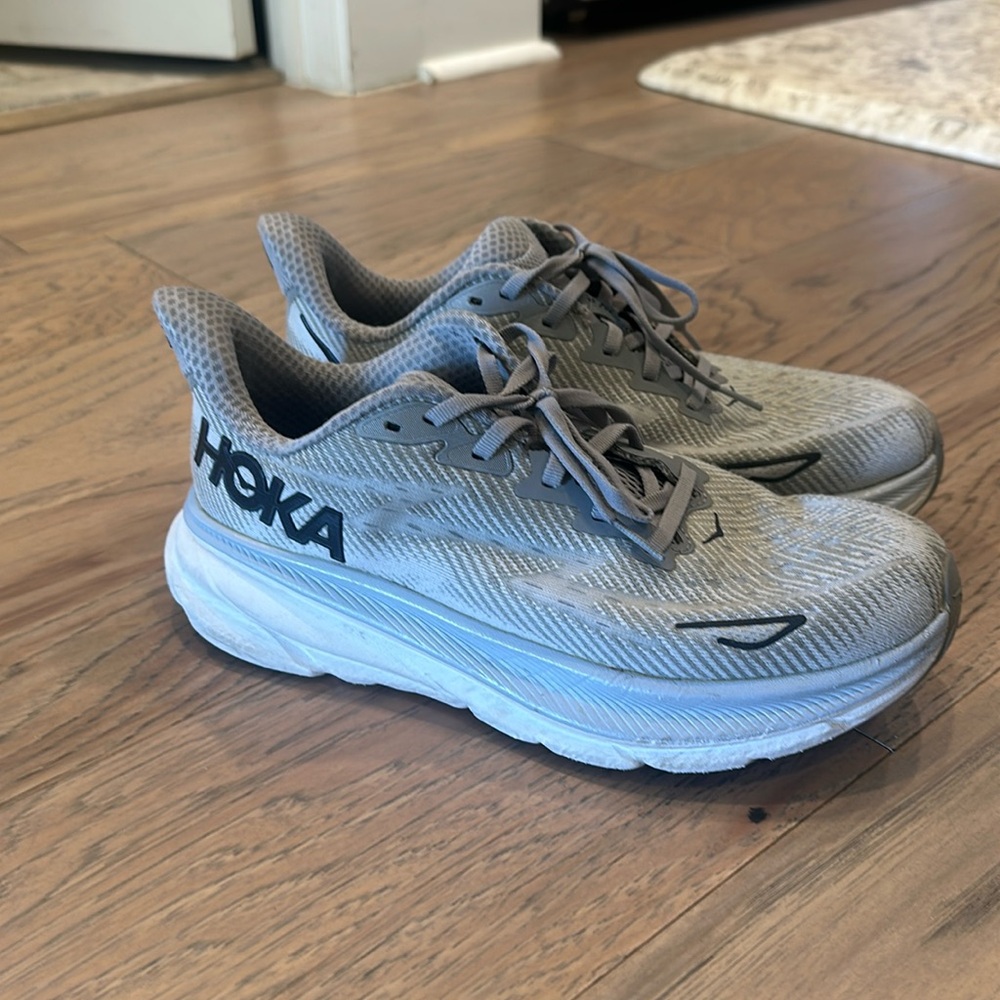 Hoka Clifton 9 tennis shoes/running shoe